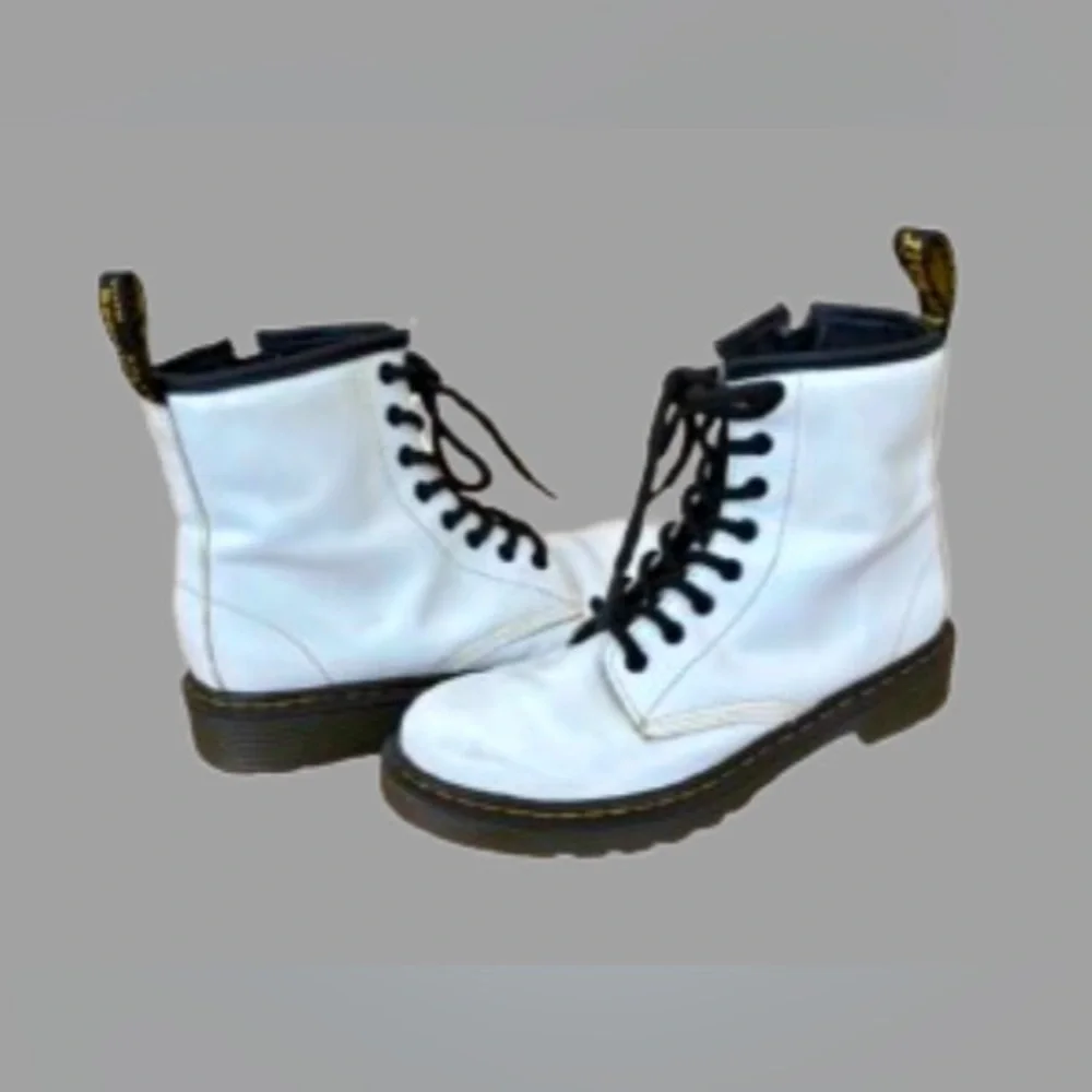 KIDS 100% white leather Dr. martens lace up ankle boots Children’s SZ 2